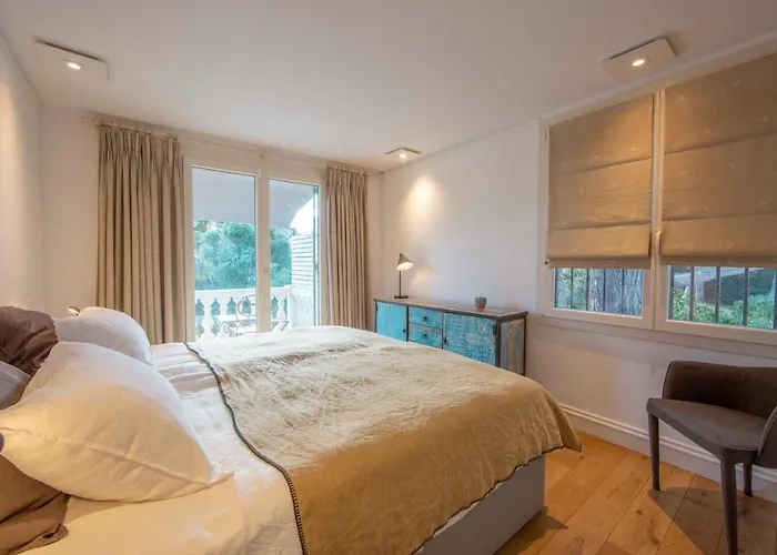 Serene Cap D'Antibes Retreat With Heated Pool Steps From The Beaches 别墅